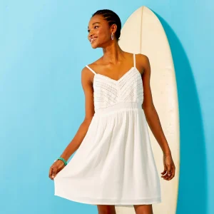 Robe en crépon avec crochet blanc