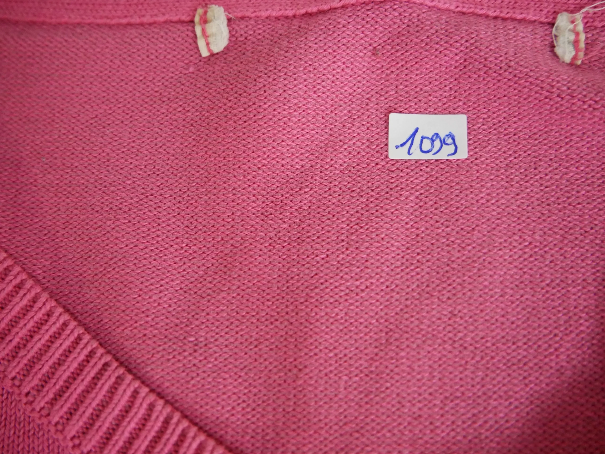 Pull col V en maille fine rose – Image 3
