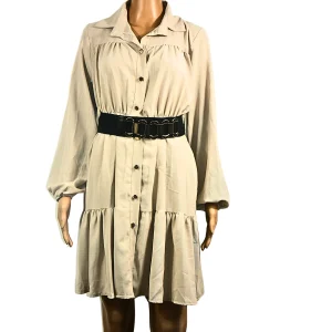 Robe courte boutonnée beige avec ceinture