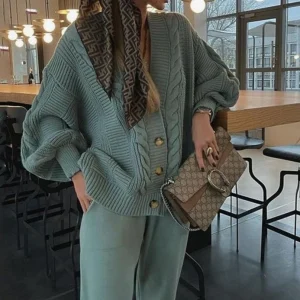 Ensemble Maille Femme | Cardigan Boutonné & Pantalon Confort | Look Cocooning et Élégant | Idéal pour l’automne ou la maison