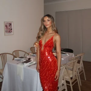Robe Longue de Soirée Femme | Sequins Rouges, Col V & Coupe Sirène | Glamour Éclatant
