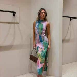 Robe Midi | Imprimé Artistique | Fente Latérale | Idéale pour soirées d’été