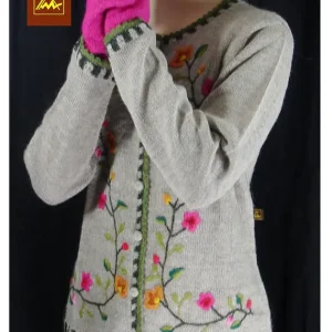 Cardigan beige brodé en 100% laine d’alpaga