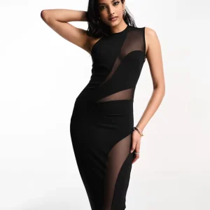 Robe Longue | Transparente et Moderne | Idéale pour une soirée glamour ou un événement chic