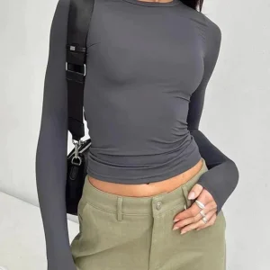 Haut Manches Longues Ajusté : Style Moderne & Minimaliste