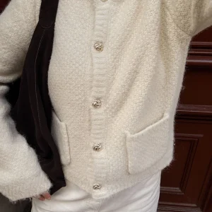 Cardigan Court en Maille Texturée à Poches pour Femme | Élégance Classique et Confort Doux