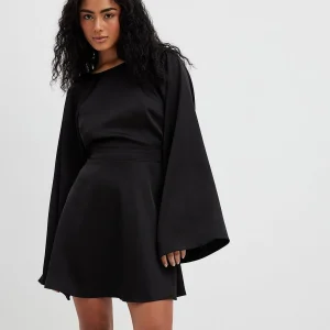 Robe Courte Satinée Dos Nu | Manches Kimono Amples | Mini Robe Soirée Chic